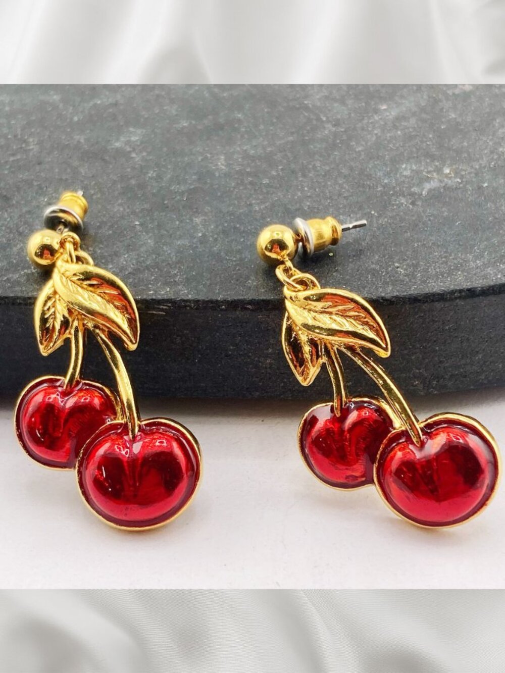 AVON Vintage red enamel and gold tone metal cherry dangle earrings rockabilly